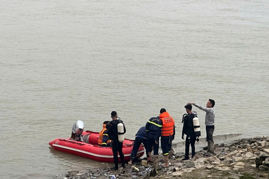 Thanh Hóa: Huy động thợ lặn tìm kiếm nam thanh niên mất tích tại cầu Hàm Rồng