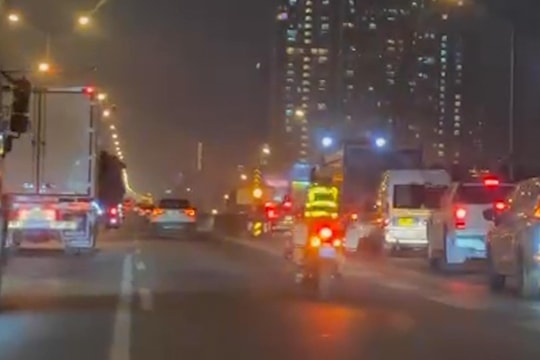 Hà Nội: Cảnh sát dùng mô tô đặc chủng, mở đường đưa bệnh nhân bị ung thư đi cấp cứu