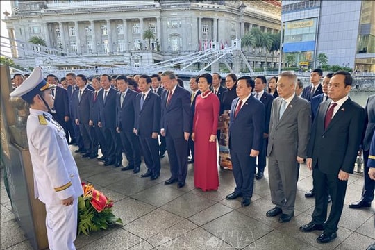 Tổng Bí thư Tô Lâm dâng hoa tưởng niệm Chủ tịch Hồ Chí Minh ở Bảo tàng Văn minh châu Á, Singapore