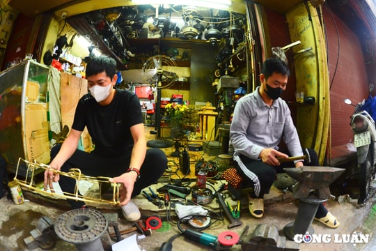 Ghé thăm địa chỉ chuyên phục chế những chiếc quạt cổ quý giá trên thế giới