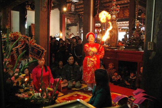 Giữ gìn nghi thức hầu đồng: Tránh xa mê tín, giữ gìn giá trị văn hóa của người Việt