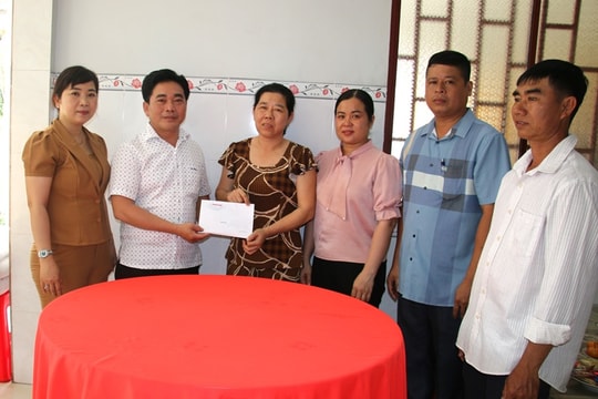 Báo Đồng Tháp trao tiền hỗ trợ cho gia đình có hoàn cảnh khó khăn