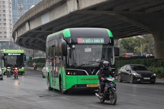 Hiệu quả khi triển khai 4 tuyến xe buýt điện trung bình và nhỏ tại Thủ đô