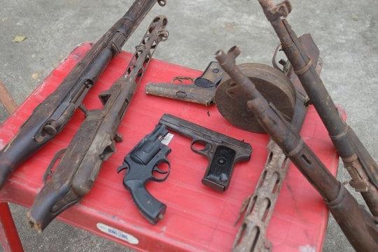 Nghệ An: Tiêu hủy hàng trăm vũ khí, vật liệu nổ và công cụ hỗ trợ