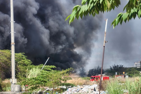Cháy dữ dội ở khu đất trống, nghi do người dân đốt rác