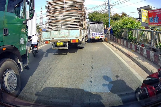 TP HCM: Làm rõ vụ hai tài xế xe tải dừng xe, đánh nhau trên cầu