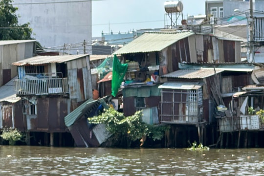 Hai căn nhà ven kênh Đôi tại TP HCM đổ sập, hư hỏng