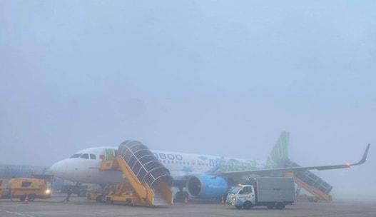 Nhiều chuyến bay phải điều chỉnh giờ cất cánh vì sương mù dày đặc