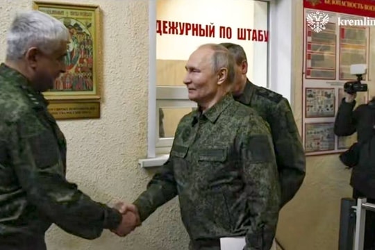 Tổng thống Putin đến thăm và thúc giục quân đội Nga giải phóng vùng Kursk