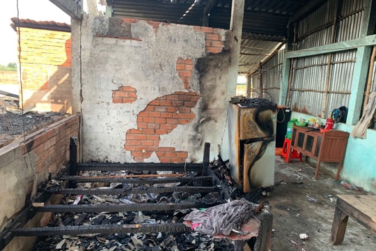 Bạc Liêu: Chập điện làm cháy 4 căn nhà của người dân