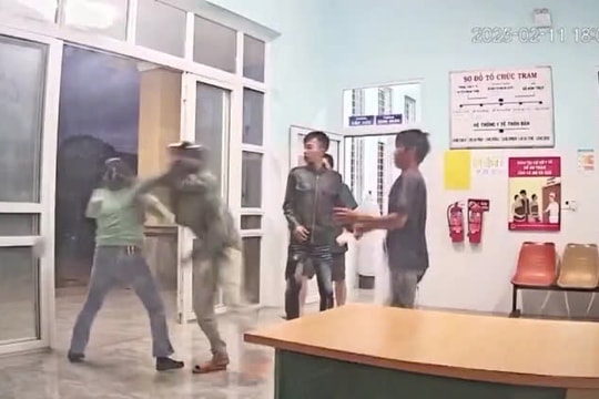 Gia Lai: Dùng dép đánh vào mặt bệnh nhân, nữ phó trạm y tế bị nhóm đàn ông đánh trả