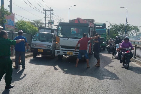 TP HCM: Xác minh clip 2 tài xế xe tải dừng xe, đánh nhau trên cầu Bà Lát