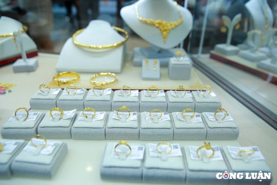 Giá vàng tăng phi mã, xô đổ kỷ lục mọi thời đại