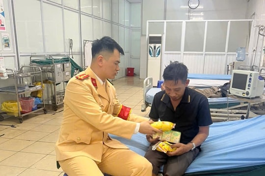 Hà Nội: Cảnh sát giao thông kịp thời sơ cứu và đưa người dân gặp nạn đến bệnh viện