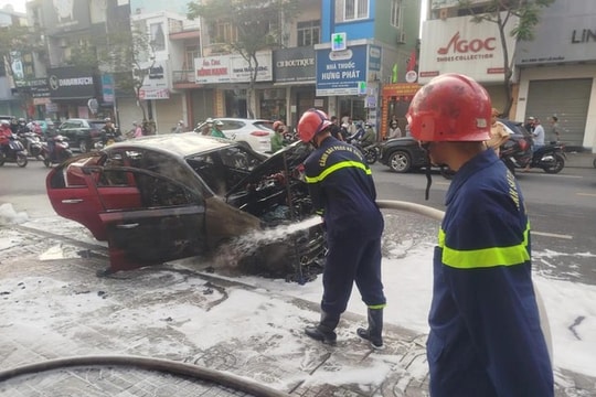 Đà Nẵng: Kịp thời dập tắt vụ cháy ô tô giữa trung tâm thành phố