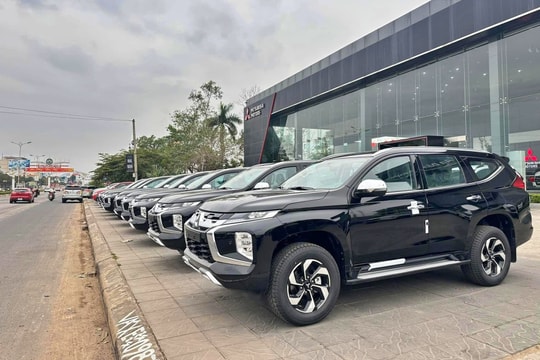 Mitsubishi Pajero Sport máy xăng xuất hiện tại đại lý, không có ADAS, giá gần 1,2 tỷ đồng