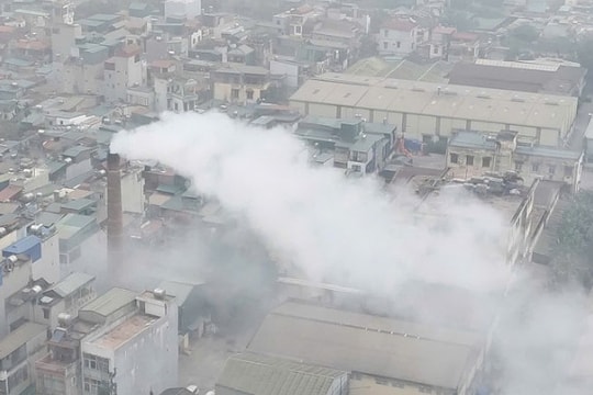 Hà Nội yêu cầu kiểm tra, xử lý nhà máy dệt 'vô tư' xả khói bụi vào khu dân cư