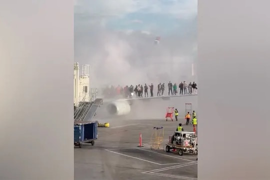 Hành khách hoảng loạn leo ra cánh máy bay sau khi động cơ bốc cháy
