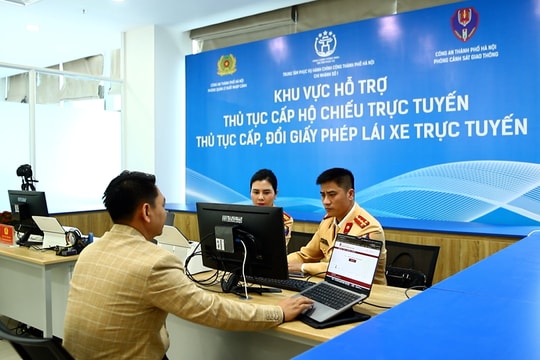 Cấp đổi GPLX trực tuyến: Thuận tiện hơn với điểm hỗ trợ người dân