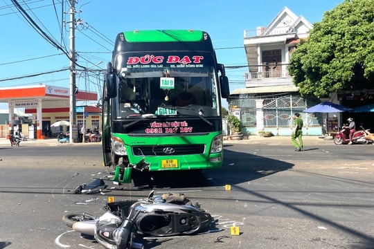 Gia Lai: Xe khách Đức Đạt tông người phụ nữ đi xe máy tử vong