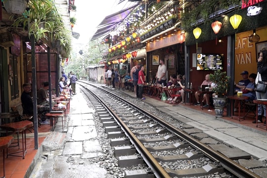 Tăng cường quản lý “phố cà phê đường tàu” ở Hà Nội, đảm bảo an toàn cho du khách