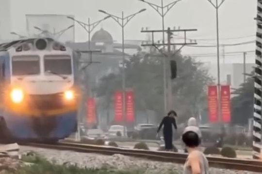 Hết hồn 2 cô gái “đam mê sống ảo” trên đường ray khi tàu đang đến