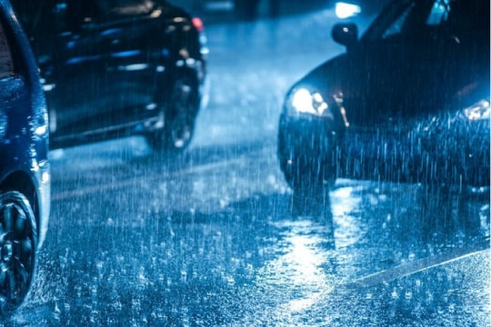 Mẹo lái xe an toàn trong mưa lớn