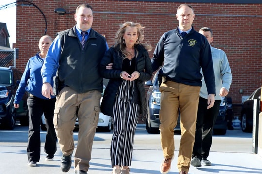 Dùng giấy và nước rửa tay để trốn thoát sau 20 năm bị mẹ kế giam cầm và đối xử tàn ác