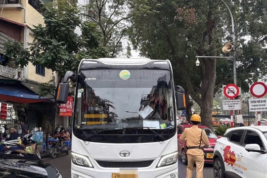 Xử lý nhiều trường hợp xe khách đi vào đường cấm trong phố cổ Hà Nội