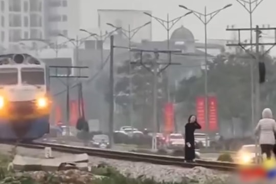 Cục CSGT đề nghị làm rõ clip 2 phụ nữ tạo dáng chụp ảnh trên đường ray