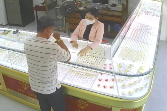 Khoảnh khắc bà chủ tiệm vàng nhanh nhẹn chặn tên cướp bỏ chạy
