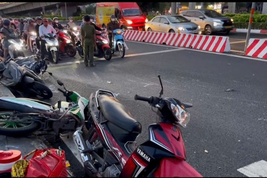Ô tô tông loạt xe máy ở TP HCM, nhiều người nhập viện