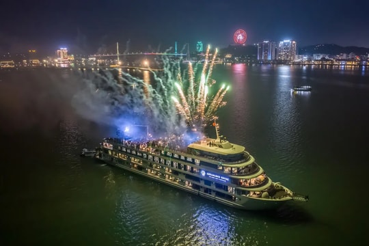 Màn bắn pháo hoa du thuyền 5 sao sẽ là điểm nhấn cho du lịch Hạ Long dịp hè 2025