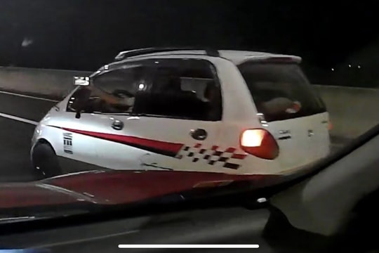 Sử dụng điện thoại khi lái xe ô tô trên cao tốc, tài xế bị phạt 5 triệu đồng