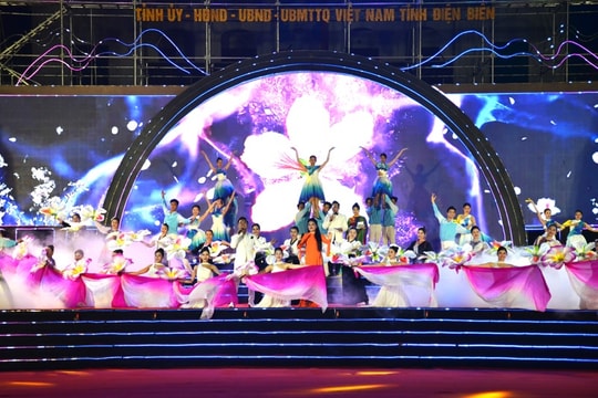 Ấn tượng màn diễu hành đường phố 'Sắc màu Điện Biên'