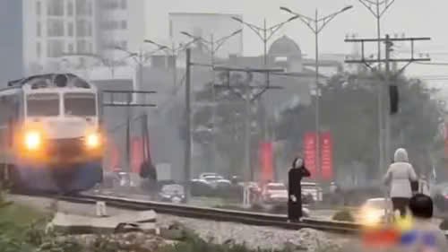 Tổng công ty Đường sắt Việt Nam lên tiếng vụ hai cô gái nhún nhảy, tạo dáng trên đường ray