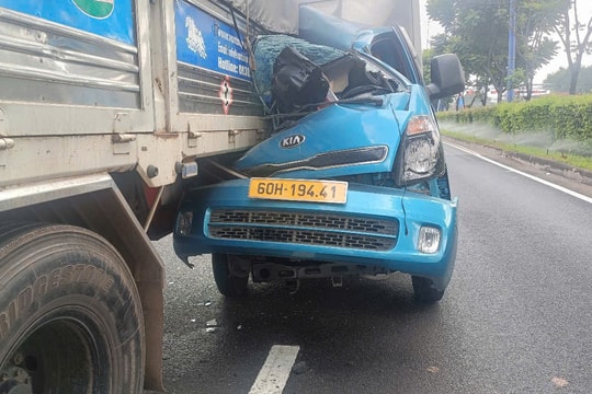 3 xe tải và container tông nhau trên Xa lộ Hà Nội