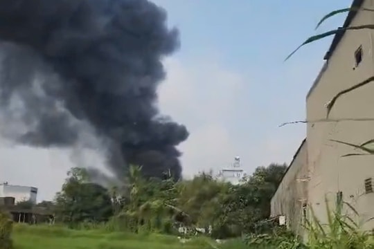 Xưởng sắt ở TP HCM bốc cháy dữ dội, khói đen bao trùm cả khu vực