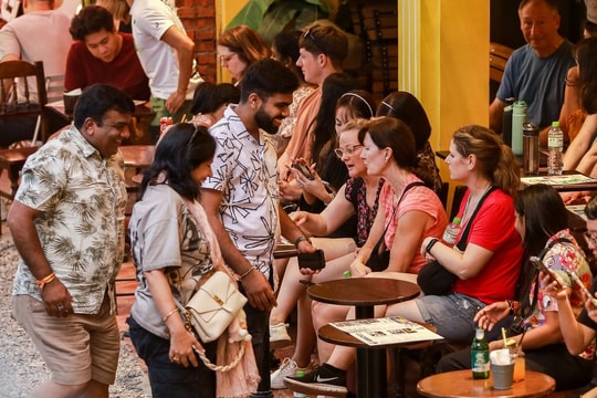 Cà phê đường tàu ở Hà Nội vẫn đông nghịt bất chấp lệnh cấm