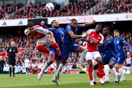 Arsenal thắng tối thiểu Chelsea, thắp hy vọng bám đuổi Liverpool