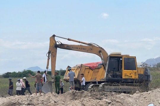 Gia Lai: Tài xế xe tải bị cần máy múc va trúng đầu tử vong