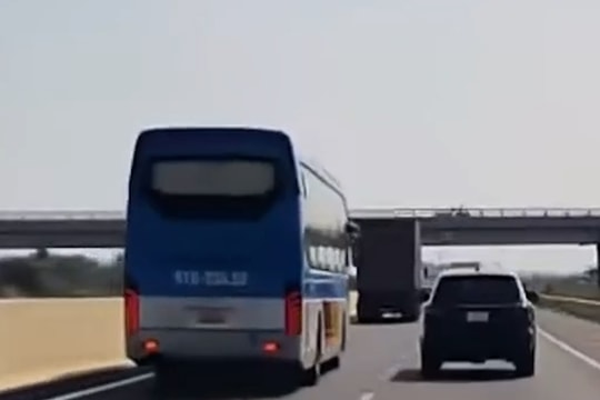 Xử phạt tài xế xe khách ép ô tô con dạt vào làn khẩn cấp trên cao tốc Phan Thiết - Dầu Giây