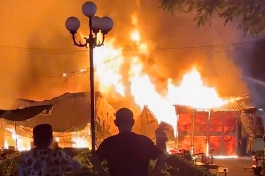 Cháy lớn ở chợ Thanh Đa, nhiều ki ốt bị thiêu rụi trong đêm