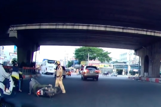 Cảnh sát giao thông TP HCM nói gì về đoạn clip 'xô người đi xe máy'?