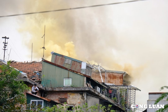 Hà Nội: Cháy lớn tại khu tập thể phố Vọng Đức