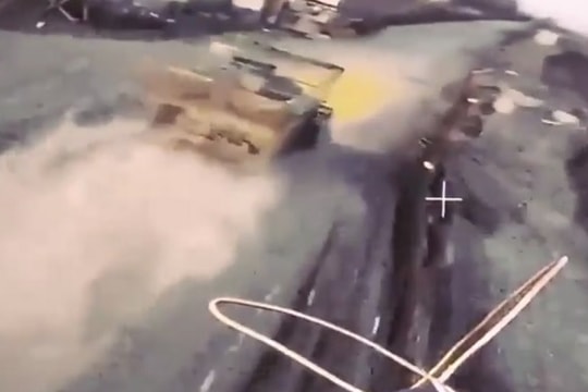 Cảnh tượng binh lính Ukraine bị UAV truy đuổi trong cuộc tháo chạy hỗn loạn khỏi Kursk