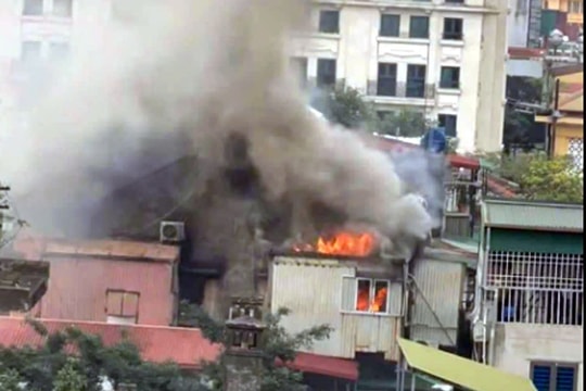 Cháy lớn tại khu tập thể trên phố Vọng Đức, Hà Nội lúc giữa trưa