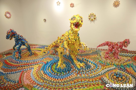 Ngắm những tác phẩm ấn tượng từ đồ chơi nhựa cũ, mang thông điệp giảm rác thải nhựa