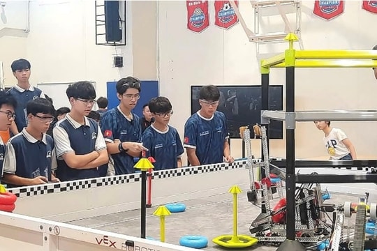 Trường Đinh Thiện Lý xuất sắc nắm quyền tham dự Giải Vô địch Thế giới VEX Robotics 2025