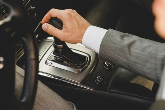 Tự động so với số sàn: Chọn hộp số phù hợp cho chiếc xe tiếp theo của bạn